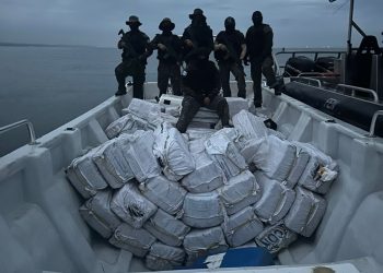 Marina de la Defensa Nacional intercepta embarcación con posible droga en aguas del Caribe en Izabal