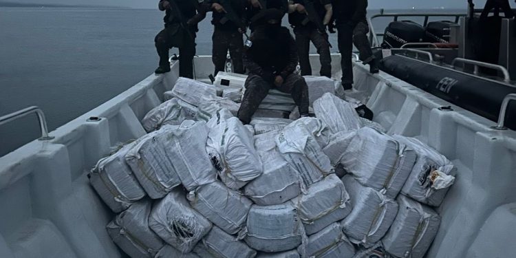 Marina de la Defensa Nacional intercepta embarcación con posible droga en aguas del Caribe en Izabal