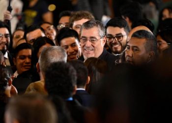 El presidente Bernardo Arévalo escucha las inquietudes de jóvenes en el primer Diálogo Abierto con universitarios. / Foto: Álvaro Interiano.
