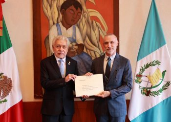 Embajador de Guatemala -izq- entrega copias de estilo en México