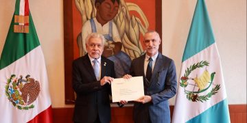 Embajador de Guatemala -izq- entrega copias de estilo en México