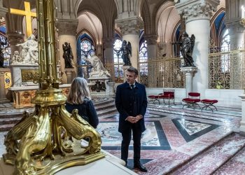Emmanuel Macron, presidente de Francia, visita los trabajos de restauración en la Catedral de Notre Dame. / Foto: EFE.