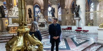 Emmanuel Macron, presidente de Francia, visita los trabajos de restauración en la Catedral de Notre Dame. / Foto: EFE.