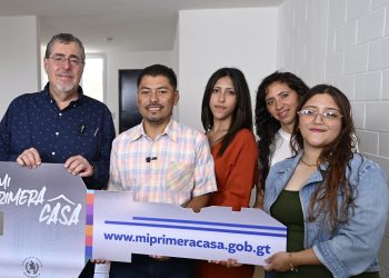 Familia recibe primera vivienda de manos del presidente Bernardo Arévalo. / Foto: Byron de la Cruz.
