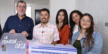 Familia recibe primera vivienda de manos del presidente Bernardo Arévalo. / Foto: Byron de la Cruz.