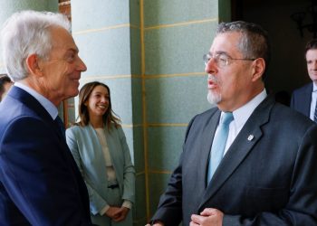 El presidente Bernardo Arévalo, durante su reunión con el ex primer ministro británico Tony Blair./ Foto: Gilber García