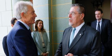 El presidente Bernardo Arévalo, durante su reunión con el ex primer ministro británico Tony Blair./ Foto: Gilber García