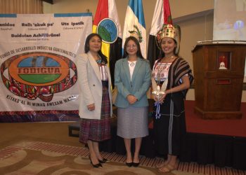 Mesa principal: directora de Fodigua, Dámaris Chicol; directora de Conjuve, Minaw’e López y Rabín Ajaw 2024, Arly Paola Cholotío. / Foto: cortesía Fodigua