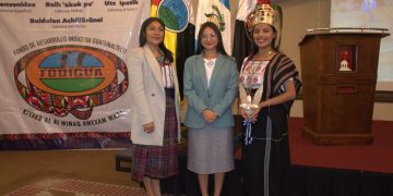 Mesa principal: directora de Fodigua, Dámaris Chicol; directora de Conjuve, Minaw’e López y Rabín Ajaw 2024, Arly Paola Cholotío. / Foto: cortesía Fodigua