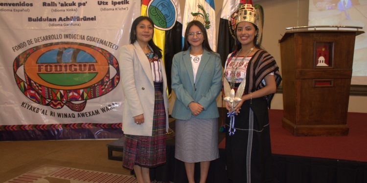Mesa principal: directora de Fodigua, Dámaris Chicol; directora de Conjuve, Minaw’e López y Rabín Ajaw 2024, Arly Paola Cholotío. / Foto: cortesía Fodigua