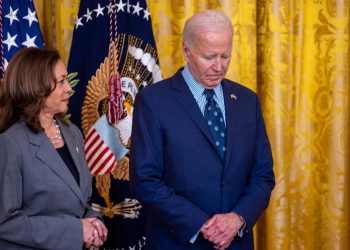 La vicepresidenta Kamala Harris, junto al presidente Joe Biden, en la Casa Blanca.