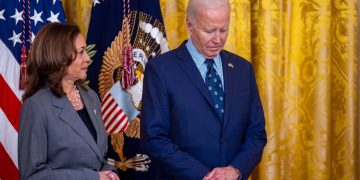 La vicepresidenta Kamala Harris, junto al presidente Joe Biden, en la Casa Blanca.