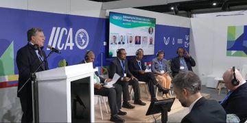 El director de IICA, Manuel Otero, durante una conferencia en la que aboga por los agricultores de Centroamérica y el Caribe, en la COP29.