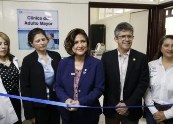 La vicepresidenta Karin Herrera, el ministro de Salud, Joaquín Barnoya y autoridades del Hospital General San Juan de Dios inauguraron la Clínica del Adulto Mayor, este lunes 7 de octubre. / Foto: Gilbert García.