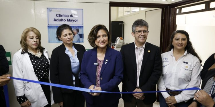 La vicepresidenta Karin Herrera, el ministro de Salud, Joaquín Barnoya y autoridades del Hospital General San Juan de Dios inauguraron la Clínica del Adulto Mayor, este lunes 7 de octubre. / Foto: Gilbert García.
