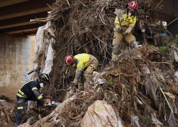 Labores de limpieza y búsqueda de cadáveres continúan en Valencia, España. / Foto: EFE.