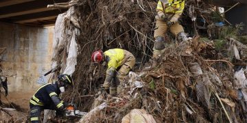 Labores de limpieza y búsqueda de cadáveres continúan en Valencia, España. / Foto: EFE.