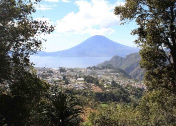 Cianosemáforo se socializa a nivel comunitario para protección del lago. / Foto: cortesía UVG