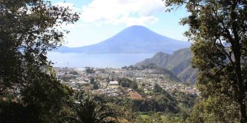 Cianosemáforo se socializa a nivel comunitario para protección del lago. / Foto: cortesía UVG