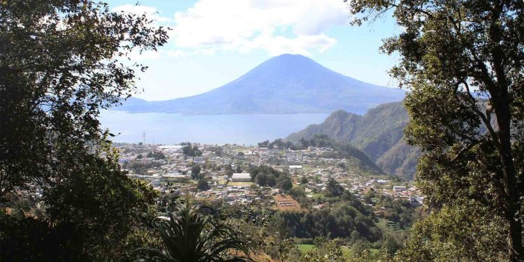 Cianosemáforo se socializa a nivel comunitario para protección del lago. / Foto: cortesía UVG