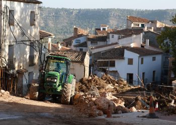 Máquinas remueven escombros causados por las inundaciones en Letur, Albacete, España.