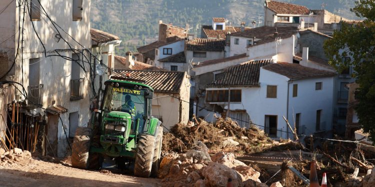 Máquinas remueven escombros causados por las inundaciones en Letur, Albacete, España.