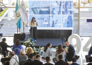 Ministerio de Cultura y Deportes entrega restauración del mural del maestro Efraín Recinos, que se encuentra en las instalaciones del Crédito Hipotecario Nacional, en el Centro Cívico. / Foto: MCD.
