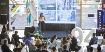 Ministerio de Cultura y Deportes entrega restauración del mural del maestro Efraín Recinos, que se encuentra en las instalaciones del Crédito Hipotecario Nacional, en el Centro Cívico. / Foto: MCD.