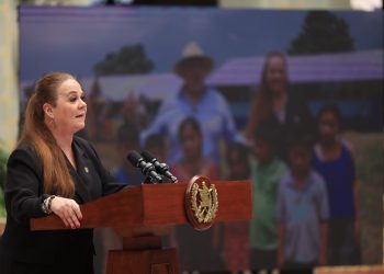 Anabella Giracca, ministra de Educación, desmintió que se hayan suspendido las reuniones de negociación del pacto colectivo de trabajo de los maestros. / Foto: Noé Pérez.