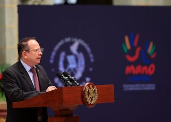 Ministro de Desarrollo Social Abelardo Pinto, en conferencia de prensa anunció la declaratoria de San Gaspar Ixil como el primer municipio libre de piso de tiera.