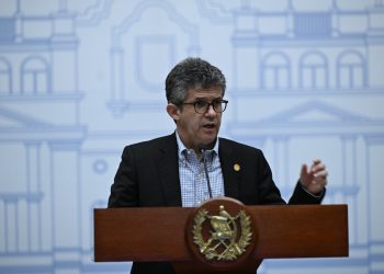 Ministro de Salud, Joaquín Barnoya, explica el reordenamiento presupuestario para combatir la desnutrición en el país. / Foto: Daniel Ordóñez y Byron de la Cruz.