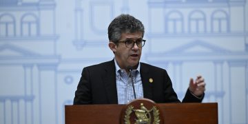 Ministro de Salud, Joaquín Barnoya, explica el reordenamiento presupuestario para combatir la desnutrición en el país. / Foto: Daniel Ordóñez y Byron de la Cruz.