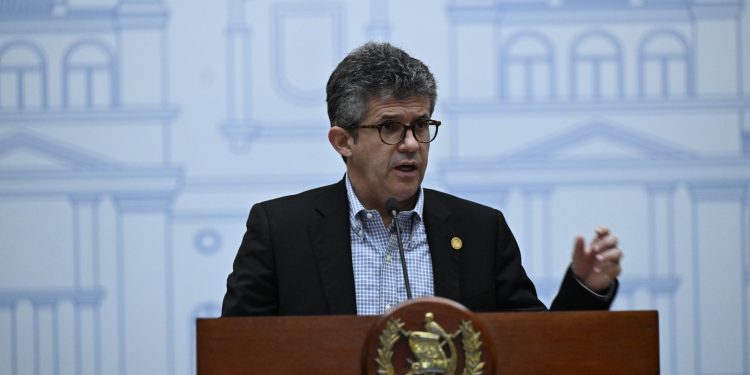 Ministro de Salud, Joaquín Barnoya, explica el reordenamiento presupuestario para combatir la desnutrición en el país. / Foto: Daniel Ordóñez y Byron de la Cruz.