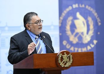Mynor Estrada, ministro de Agricultura, explica los gastos asignados en tres importantes rubros del MAGA que elevarán la ejecución presupuestaria. / Foto: Daniel Ordóñez y Byron de la Cruz.