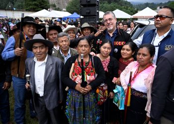 El presidente Bernardo Arévalo comparte con pobladores de Santa Lucía Utatlán, luego de la firma de la agenda para el desarrollo del pueblo kiché.