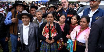 El presidente Bernardo Arévalo comparte con pobladores de Santa Lucía Utatlán, luego de la firma de la agenda para el desarrollo del pueblo kiché.