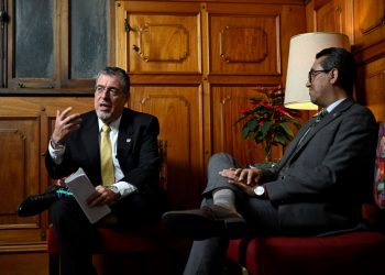 El presidente Bernardo Arévalo y el ministro de Finanzas, Jonathan Menkos, conversan sobre el presupuesto 2025 en la plataforma Tik Tok.
