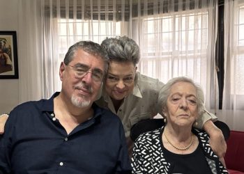 El presidente Bernardo Arévalo, junto a su esposa y su madre, quien hoy cumple 99 años.