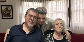 El presidente Bernardo Arévalo, junto a su esposa y su madre, quien hoy cumple 99 años.