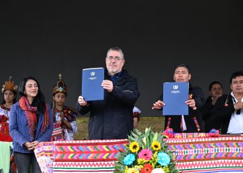 Presidente firma agenda de trabajo para el desarrollo de Santa Lucía Utatlán, Sololá. / Foto: Byron de la Cruz.