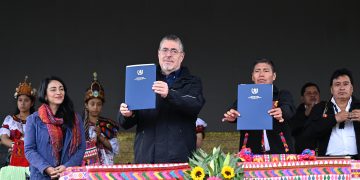 Presidente firma agenda de trabajo para el desarrollo de Santa Lucía Utatlán, Sololá. / Foto: Byron de la Cruz.