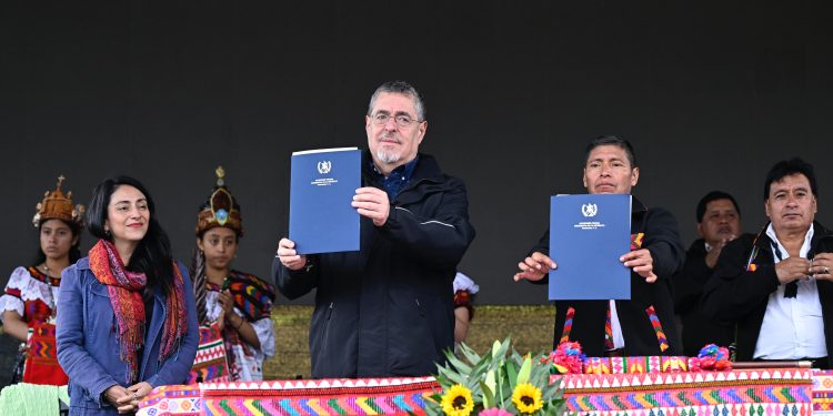 Presidente firma agenda de trabajo para el desarrollo de Santa Lucía Utatlán, Sololá. / Foto: Byron de la Cruz.