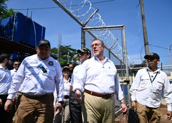 El presidente Bernardo Arévalo recorre las instalaciones de la Cárcel de Máxima Seguridad Renovación I.