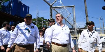 El presidente Bernardo Arévalo recorre las instalaciones de la Cárcel de Máxima Seguridad Renovación I.