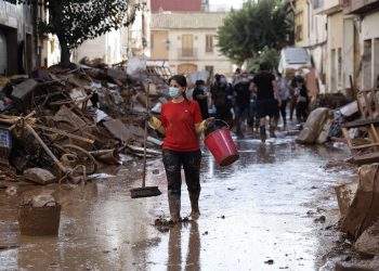 Voluntarios buscan cadáveres entre el lodo en Paiporta, Valencia, España. / Foto: EFE.