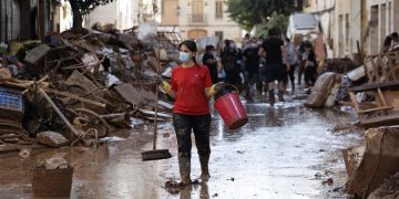 Voluntarios buscan cadáveres entre el lodo en Paiporta, Valencia, España. / Foto: EFE.