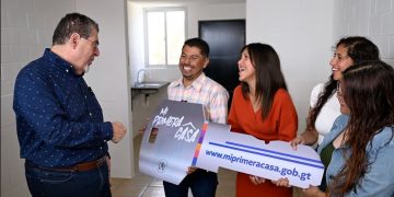 Presidente Arévalo entrega la primera vivienda del programa Mi Primera Casa. / Foto: Byron de la Cruz.