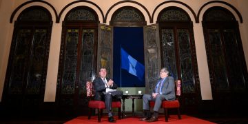 Presidente Arévalo y el ministro de Gobernación, Francisco Jiménez. / Foto: Álvaro Interiano.