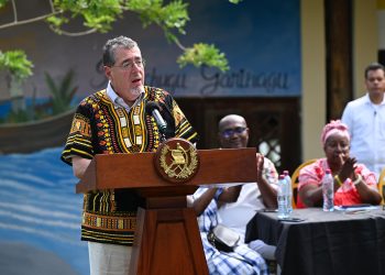 El presidente Bernardo Arévalo firma agenda de trabajo conjunta con representantes del pueblo garinagu en Livingston, Izabal. /Foto: Byron de la Cruz.
