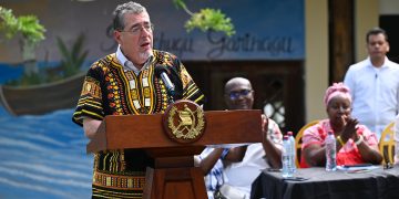 El presidente Bernardo Arévalo firma agenda de trabajo conjunta con representantes del pueblo garinagu en Livingston, Izabal. /Foto: Byron de la Cruz.